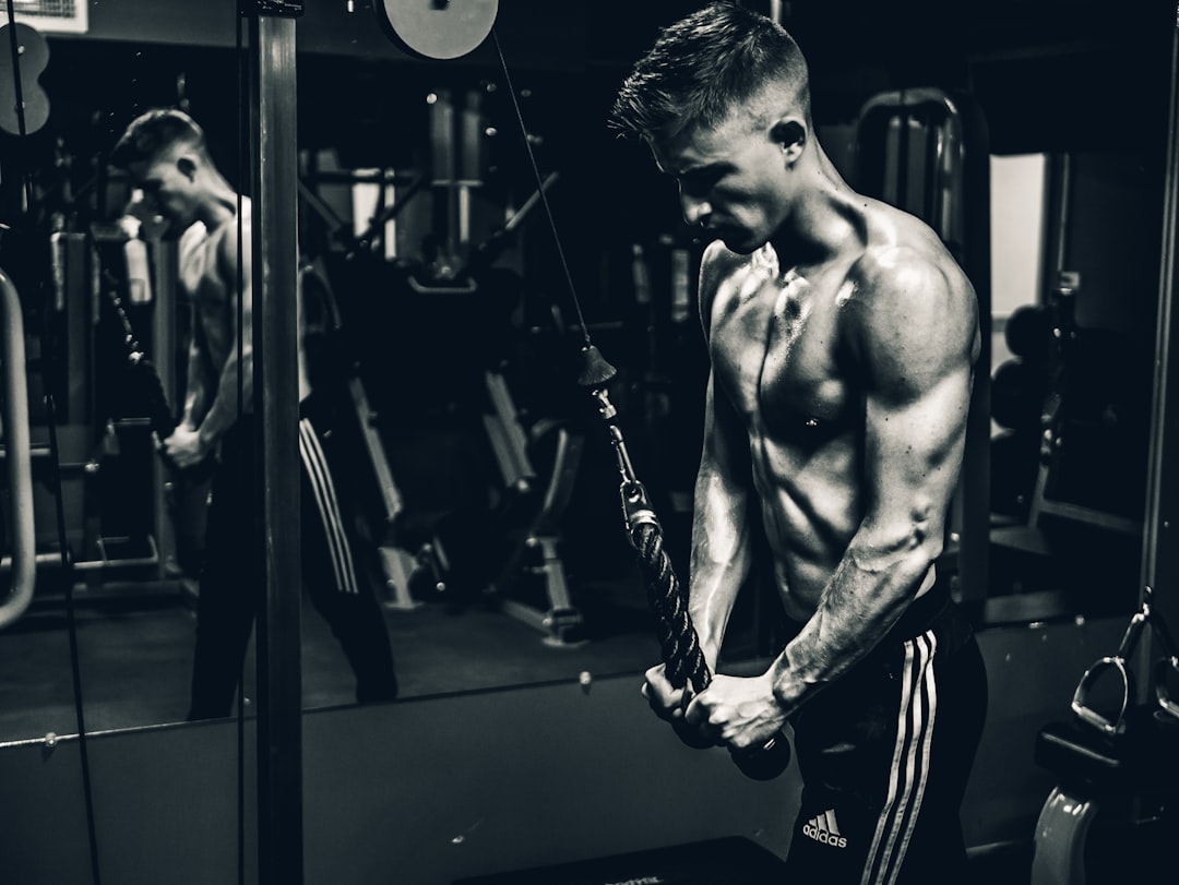 Triceps pushdown i kabel – enkelt sätt att få starkare armar illustration